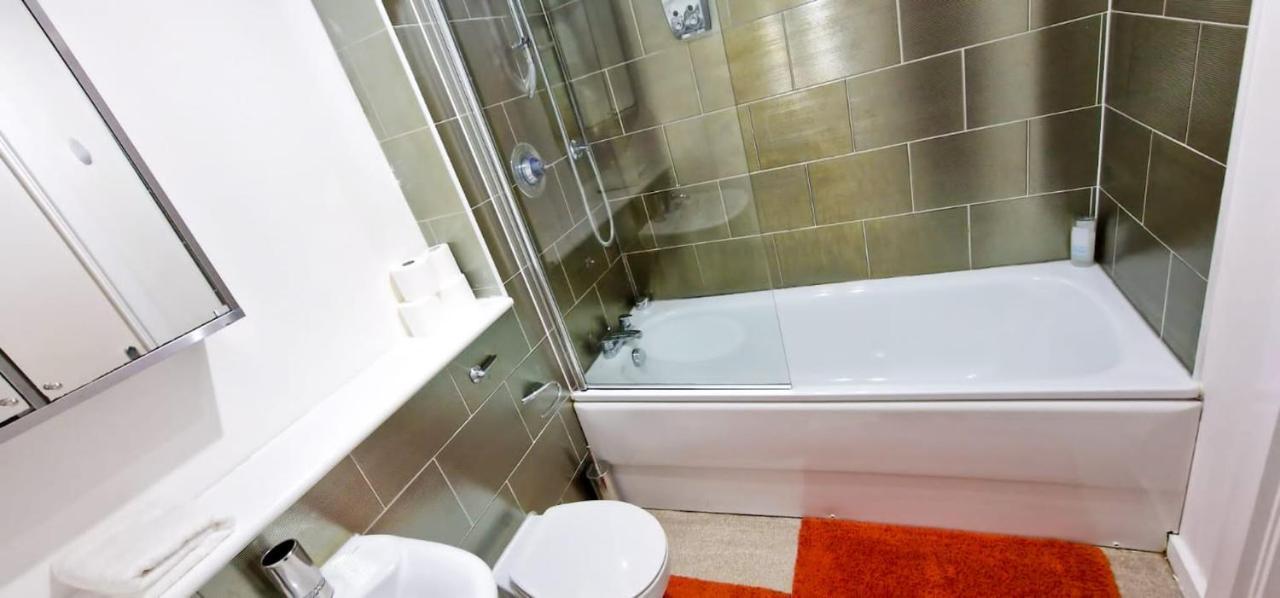 Lovely 2-Bedroom Apartment, Free Parking Манчестер Екстер'єр фото
